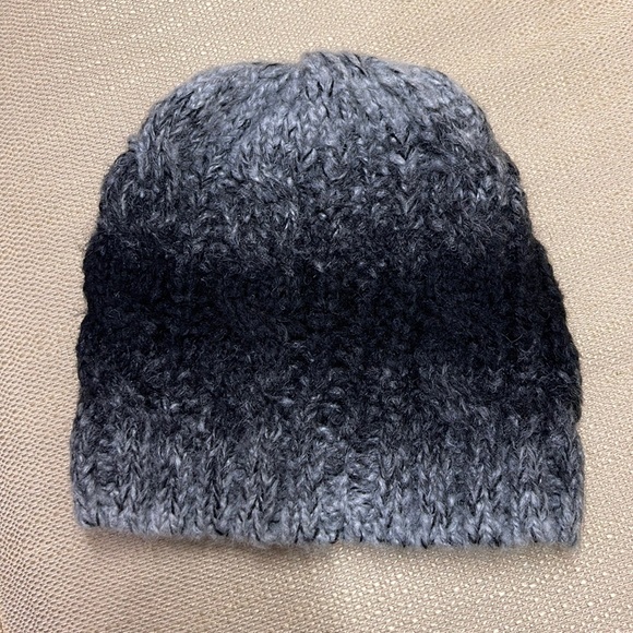 Women’s black and grey winter hat - Picture 2 of 5